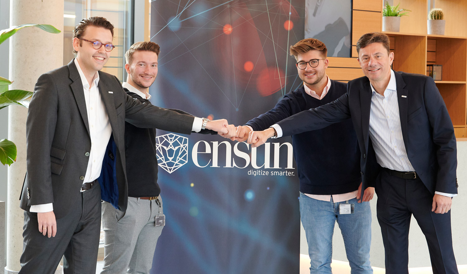 Strahlende Gesichter bei der Unterzeichnung der Verträge. Von Links: Fabian Fechner, Geschäftsführer RWTÜV GmbH, Benjamin Hill, Co-Founder & CEO Ensun, Christopher Hill, Co-Founder & CEO Ensun, Thomas Biedermann, Vorsitzender der Geschäftsführung RWTÜV GmbH