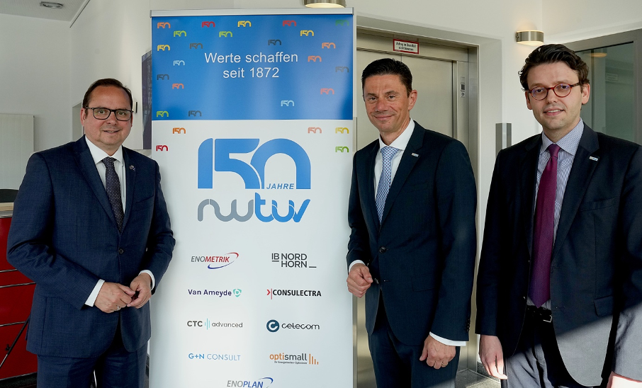 Bild: v.l.n.r.: Oberbürgermeister Essen, Thomas Kufen, Thomas Biedermann, Fabian Fechner, Geschäftsführung RWTÜV GmbH. © Michael Gohl