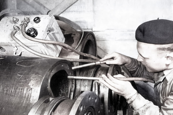 Magnetpulverprüfung eines Drehkolbengehäuses (1950 - 1970). Quelle: TÜV Nord