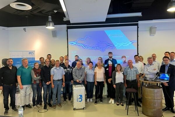 Mitarbeiter von Tochterunternehmen der RWTÜV Gruppe mit dem Jubiläumskoffer