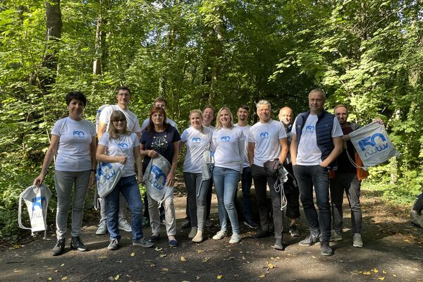 Mitarbeiter von Tochterunternehmen der RWTÜV Gruppe in Jubiläums-T-Shirts
