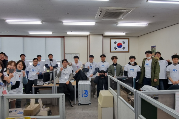 Mitarbeiter von Tochterunternehmen der RWTÜV Gruppe mit dem Jubiläumskoffer