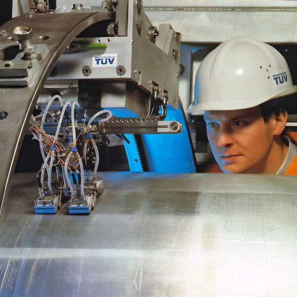 Bis heute gilt: Durch Inspektionen allein lassen sich mögliche Risiken nicht ausreichend minimieren. Schon 1921, als ein Vorläufer des RWTÜV noch unter dem Namen Zechen-Verein in Essen firmierte, wurde neben der Dampfkessel-, der elektrotechnischen und der Abteilung für Wärme- und Kraftwirtschaft eine Abteilung für Laborbetrieb gegründet.